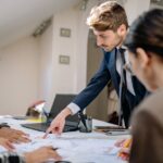 Een team van professionals werkt samen aan een project met tijdelijke interim-inzet voor snelle ondersteuning.