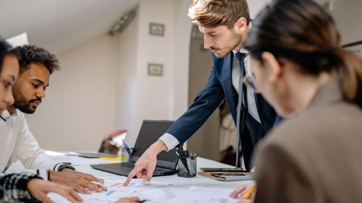 Een team van professionals werkt samen aan een project met tijdelijke interim-inzet voor snelle ondersteuning.